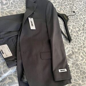 NWT Men’s DKNY modern fit men’s 2 Piece Charcoal suit.